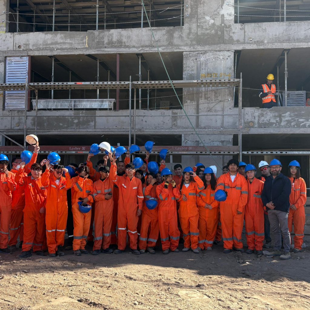 Estudiantes del Liceo José Antonio Carvajal realizan visita técnica a obra RIBERA KAUKARI