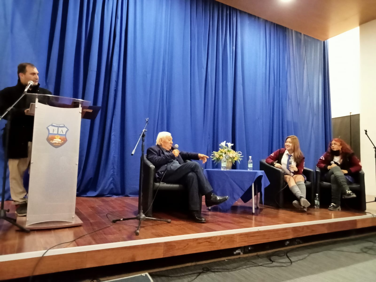 Encuentro literario con Ramón Elsiari fortalece el vínculo entre cultura y educación en el Liceo Fernando Ariztía Ruiz