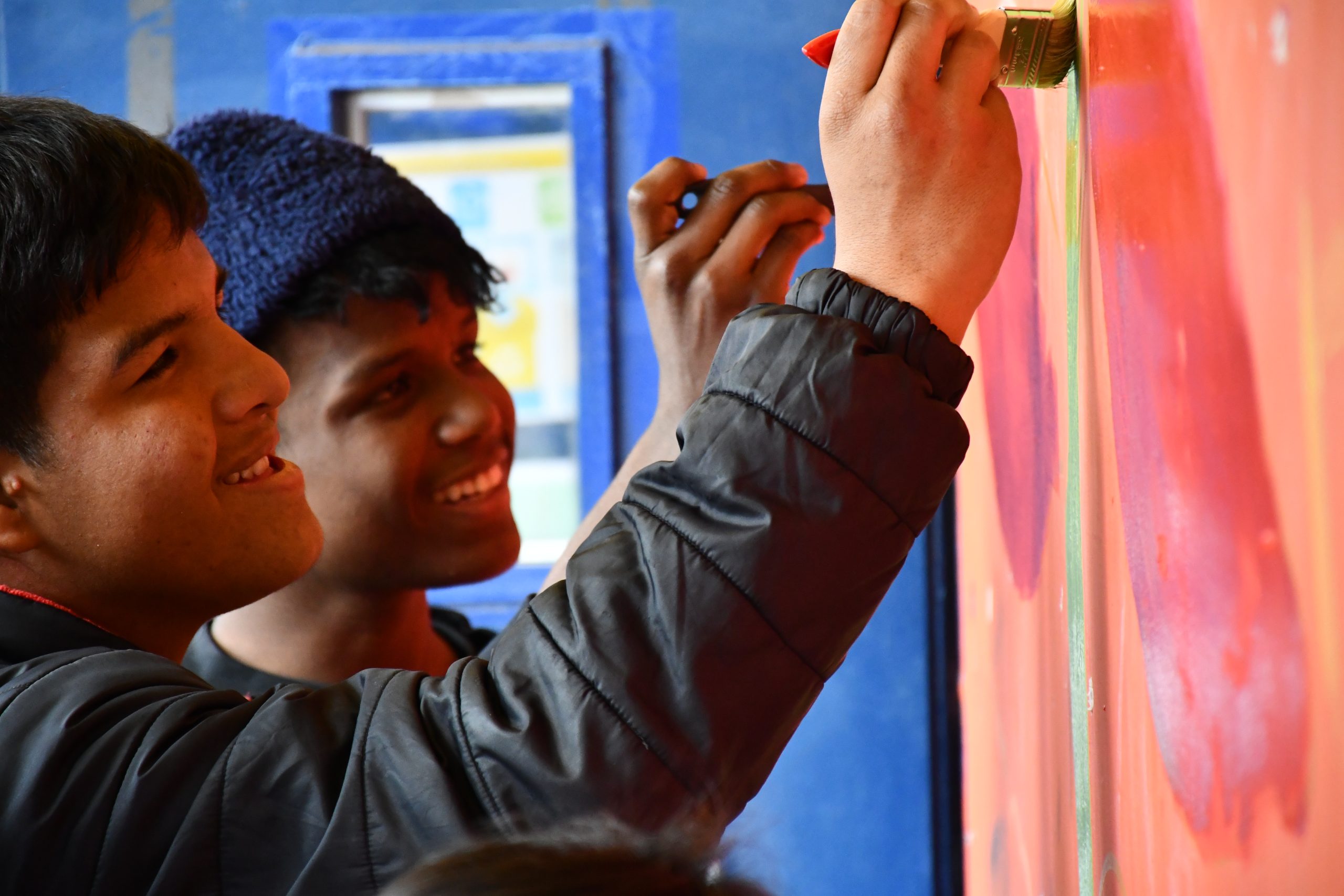 Comunidad educativa crea mural intercultural en la Escuela José Manso de Velasco