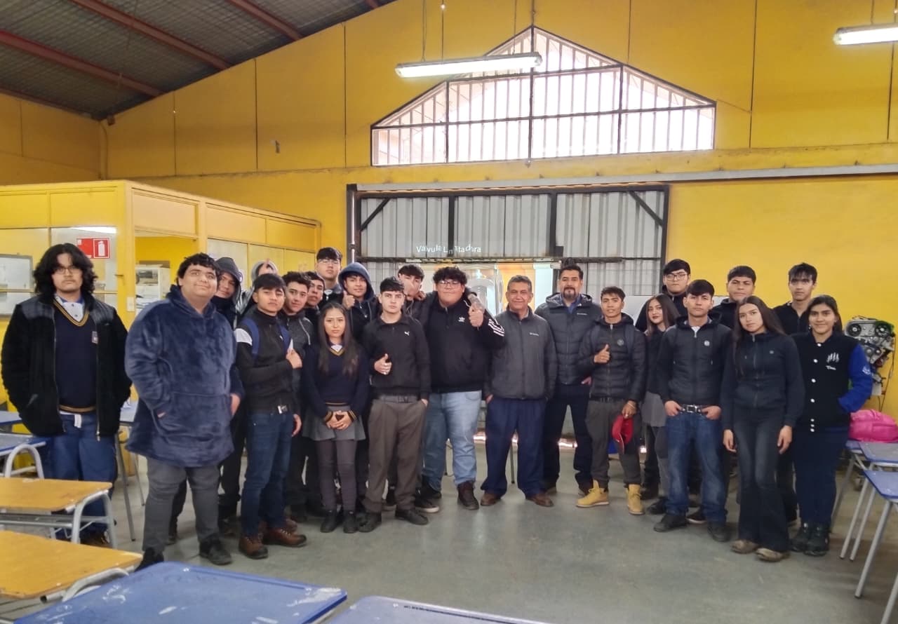 Exalumno del Liceo Jorge Alessandri Rodríguez capacita a estudiantes en motores de alta gama
