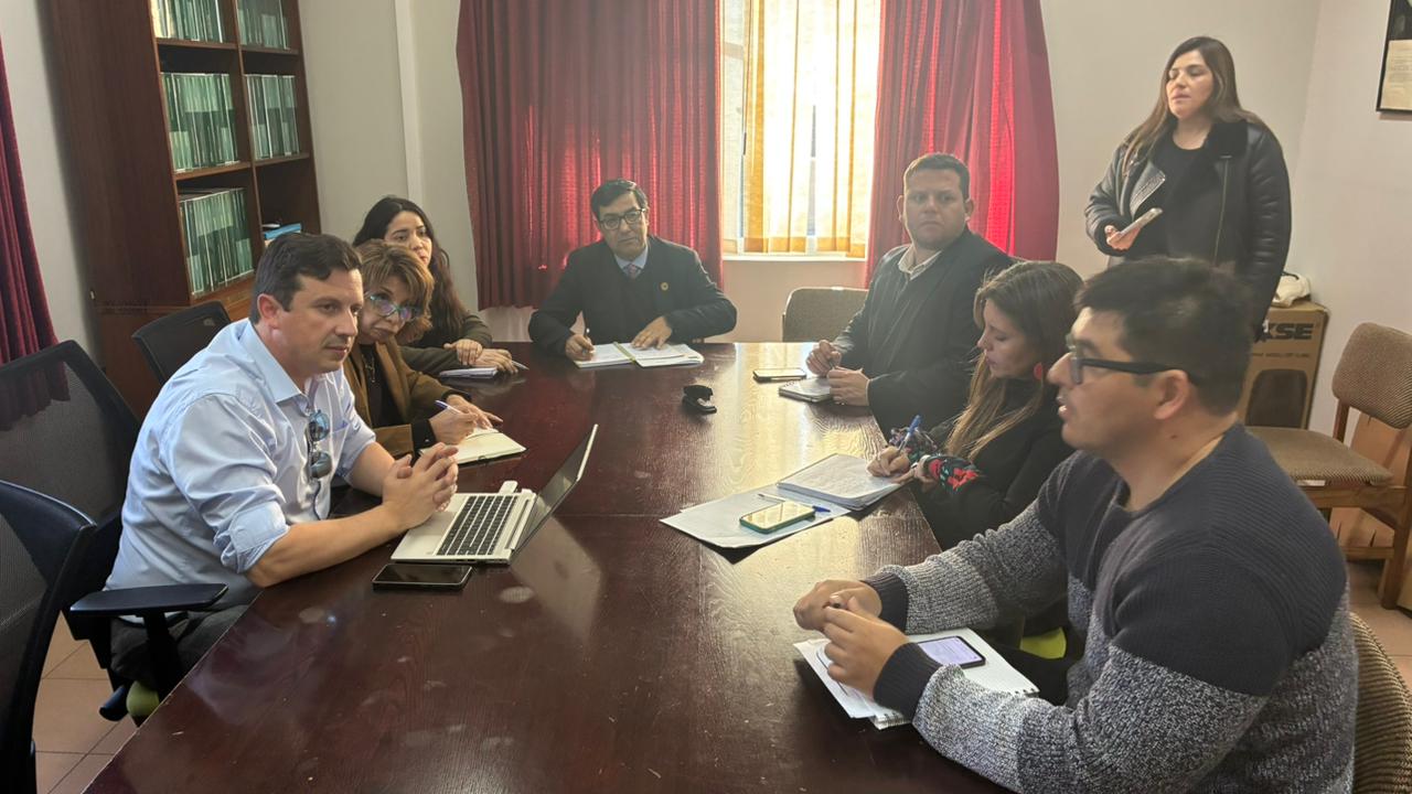 Autoridades y comunidad educativa dialogan sobre proyecto de edificio de la Escuela Pukará