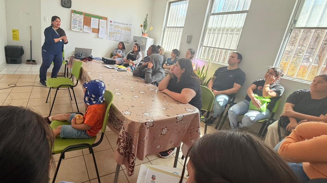 Jardín Infantil Corona del Inca realizó taller para madres, padres y apoderados junto al CESFAM de la Población Rosario