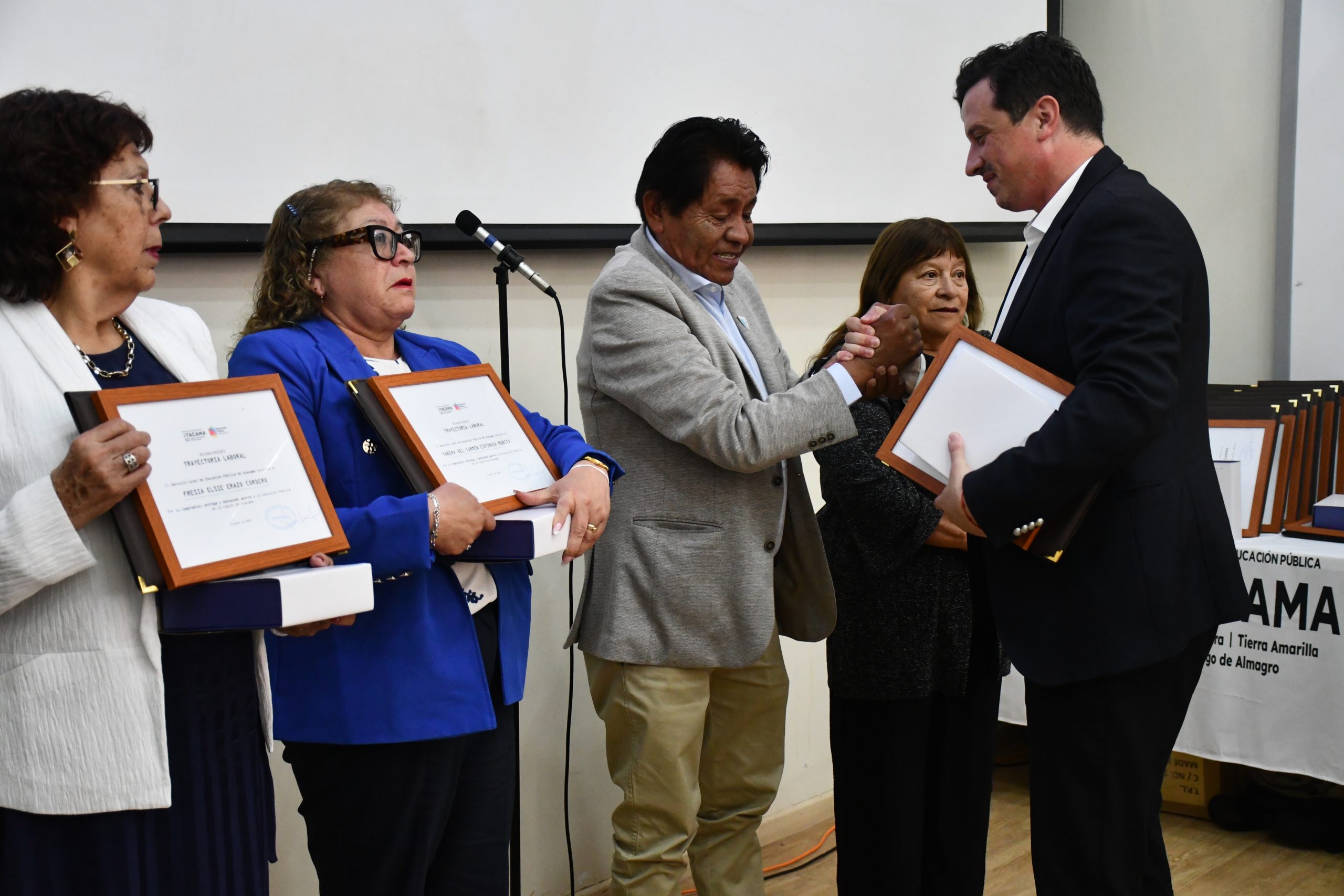 Un adiós lleno de gratitud: 43 asistentes de la educación culminan su servicio público
