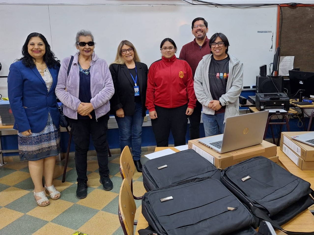 Pucobre y Candelaria donan notebooks al Liceo El Palomar de Copiapó