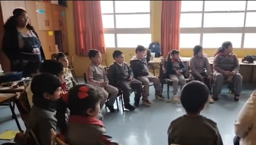 Estudiantes de segundo año básico despliegan sus competencias lectoras con párvulos de escuela Laura Roble Silva