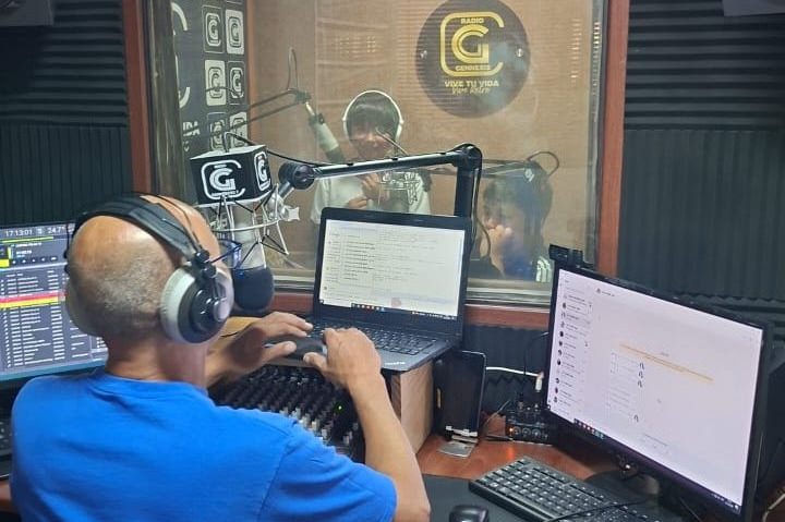 Estudiantes de la Escuela Laura Robles Silva participaron en programa radial local