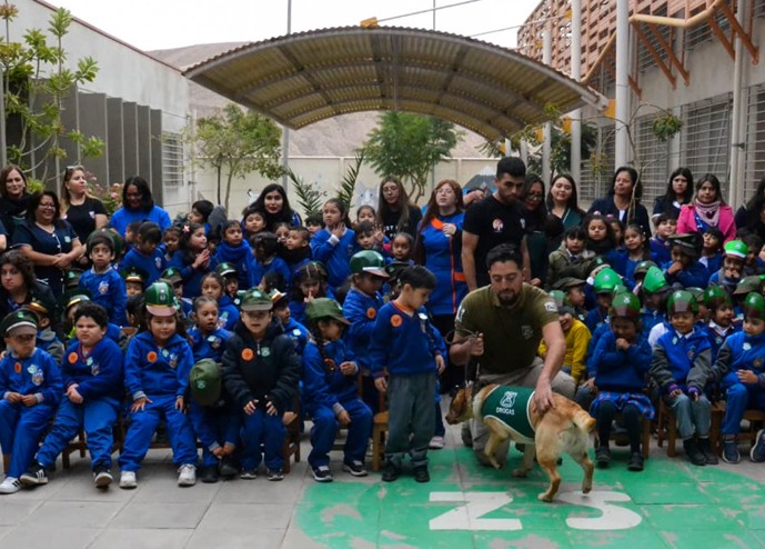 Párvulos del Liceo Fernando Ariztía Ruiz celebraron el 99° aniversario de Carabineros de Chile