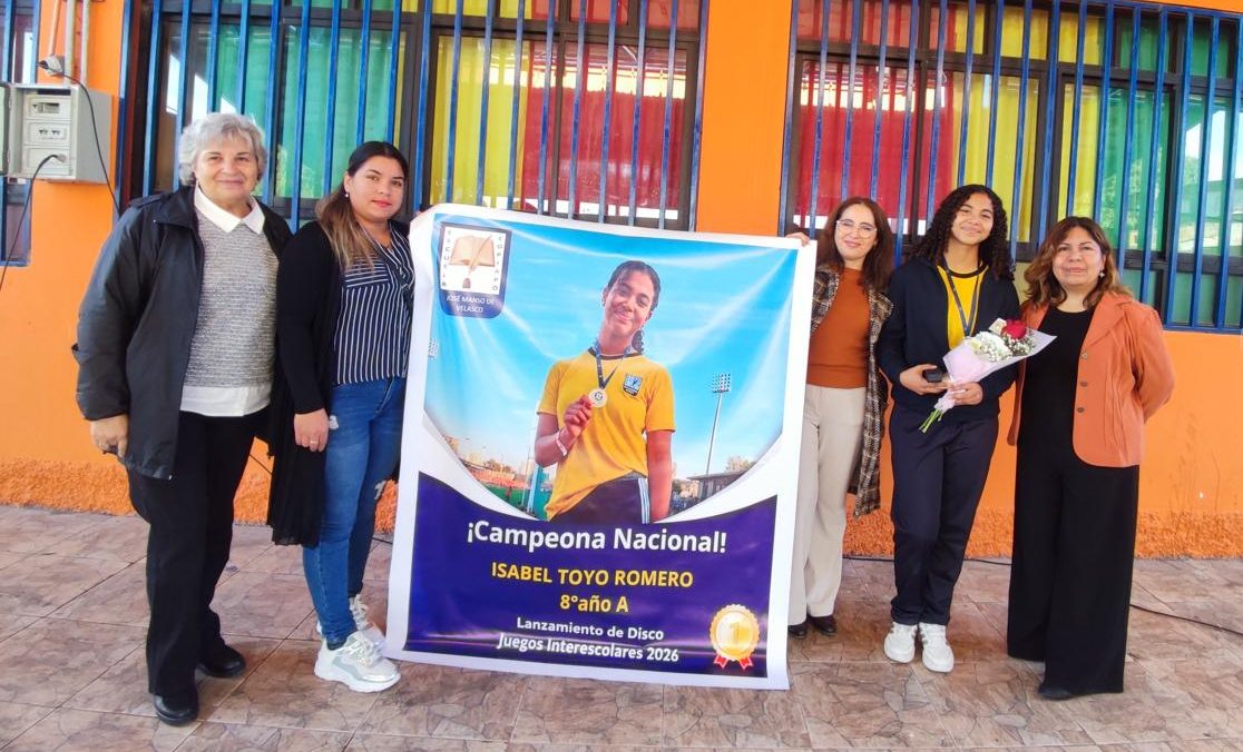Escuela José Manso de Velasco reconoció a estudiante campeona nacional de atletismo escolar
