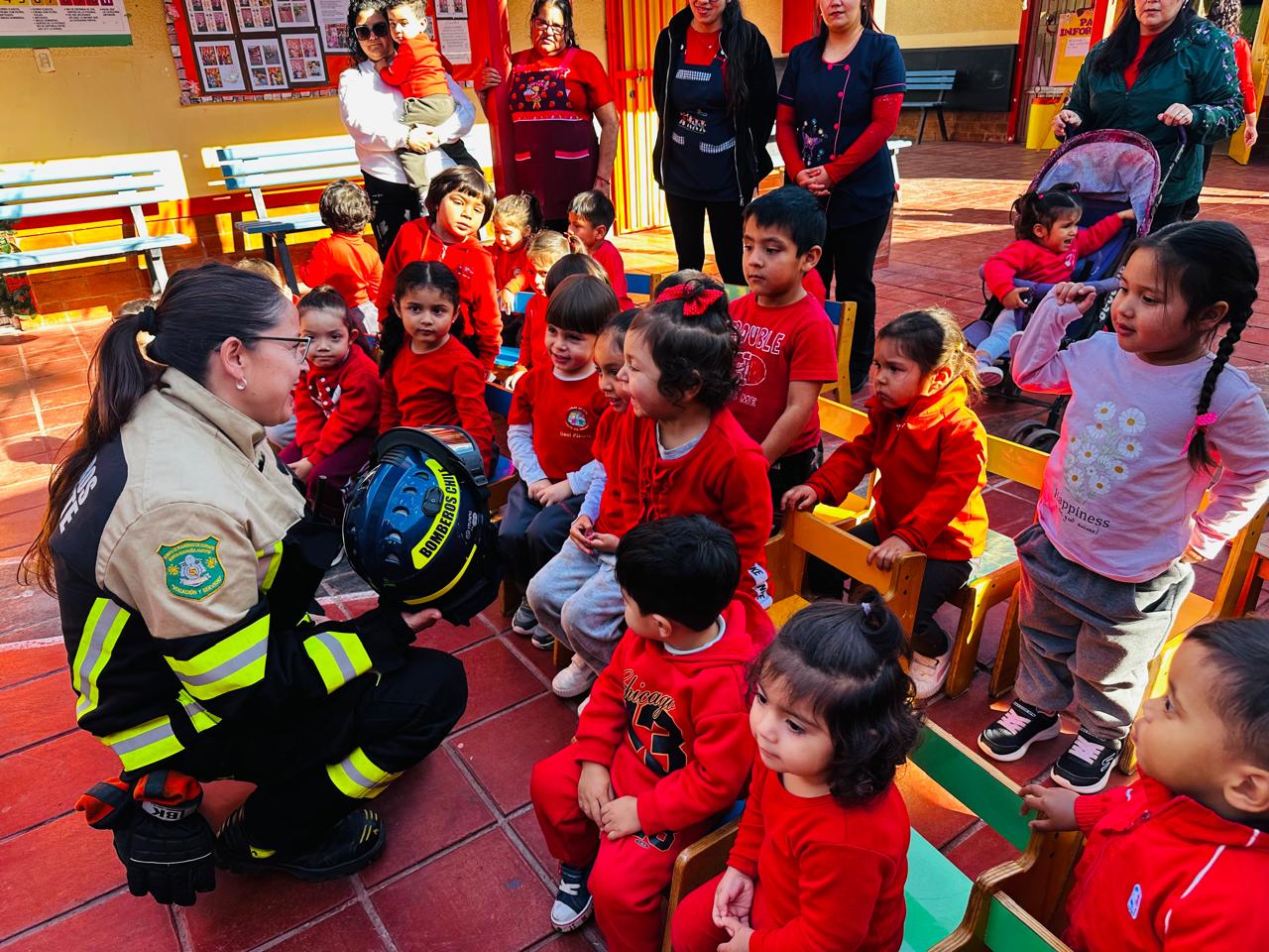 Jardín Infantil Pueblito de San Fernando celebró junto a Bomberos de Paipote en su mes aniversario