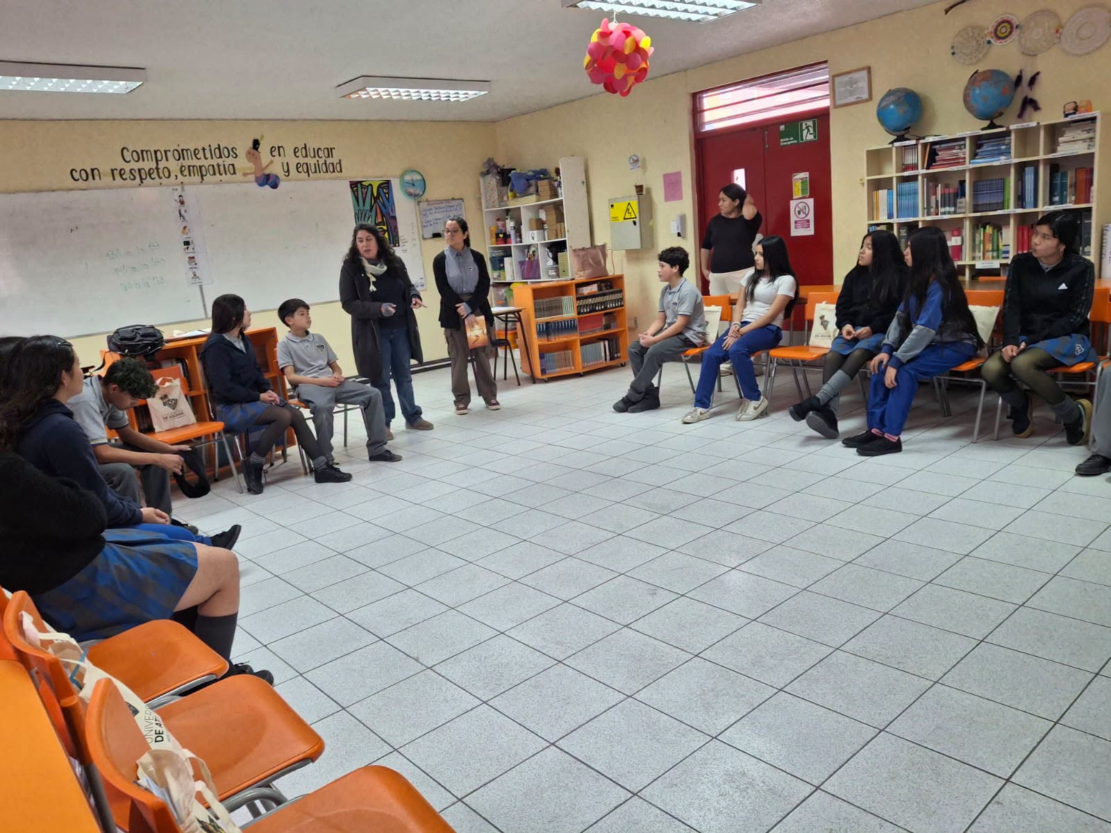 Proyecto ejecutado por la UDA fortalece el fomento lector con taller de creación literaria en Escuela Los Estandartes