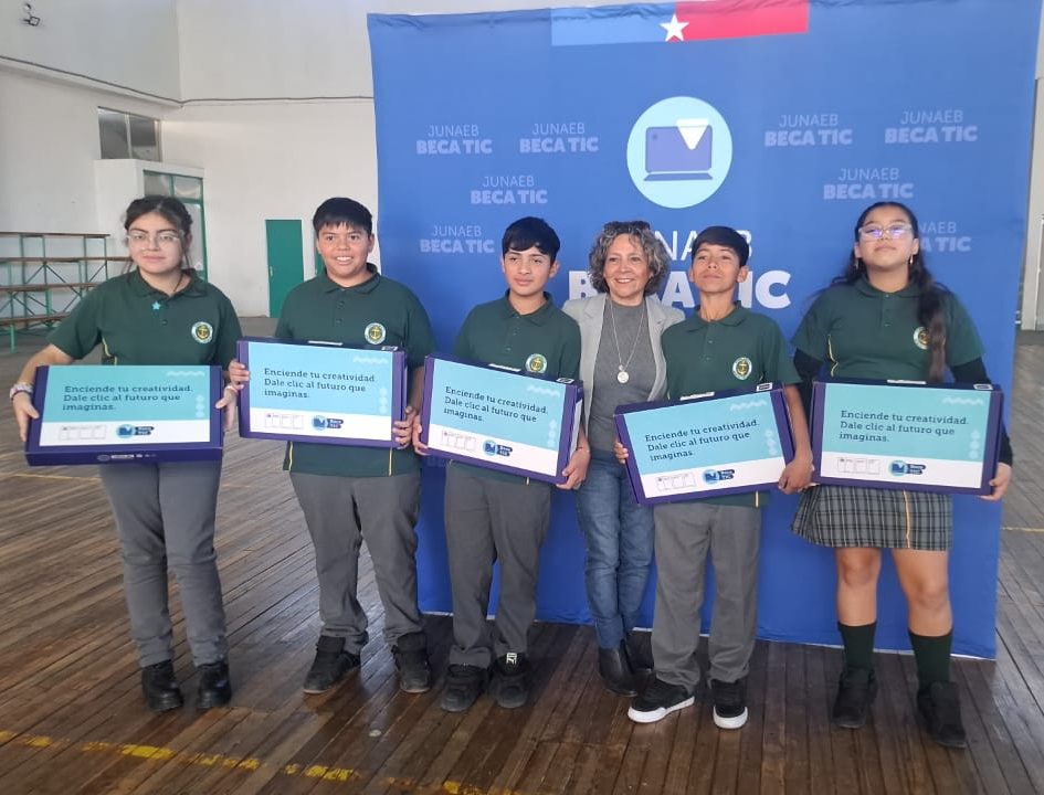 Beca TIC 2026 avanza en Atacama con entrega de computadores a estudiantes de séptimo básico
